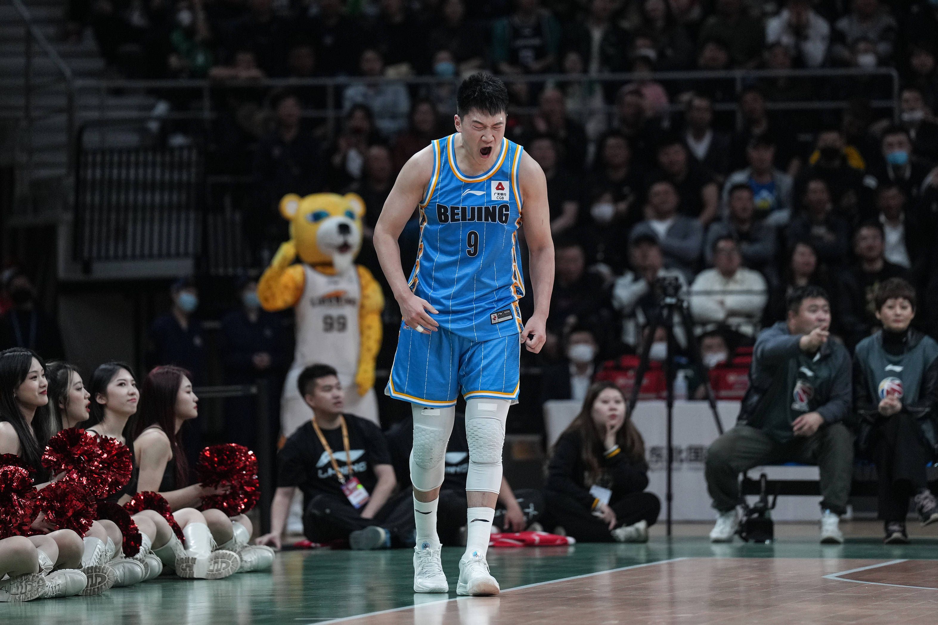 为何工程师要缔造我们？为何在缔造我们以后又要扑灭我们？莫非仅仅由于Charlie和机械人David对话时说的，就由于我们有这个能力吗？这就是人类命运终究的回宿吗？　　　　最富戏剧性和嘲讽意味的倒是影片的结尾，回忆影片的开首，广袤无垠的原始地球上，一名身段健硕，魁伟高峻的工程师面临着滚滚激流，喝下强侵蚀性珍珠般稠腻的液体，崩溃了本身的全数基因，融进广袤的年夜海，在生命的摇篮里缔造出最初的形态，给地球以朝气。